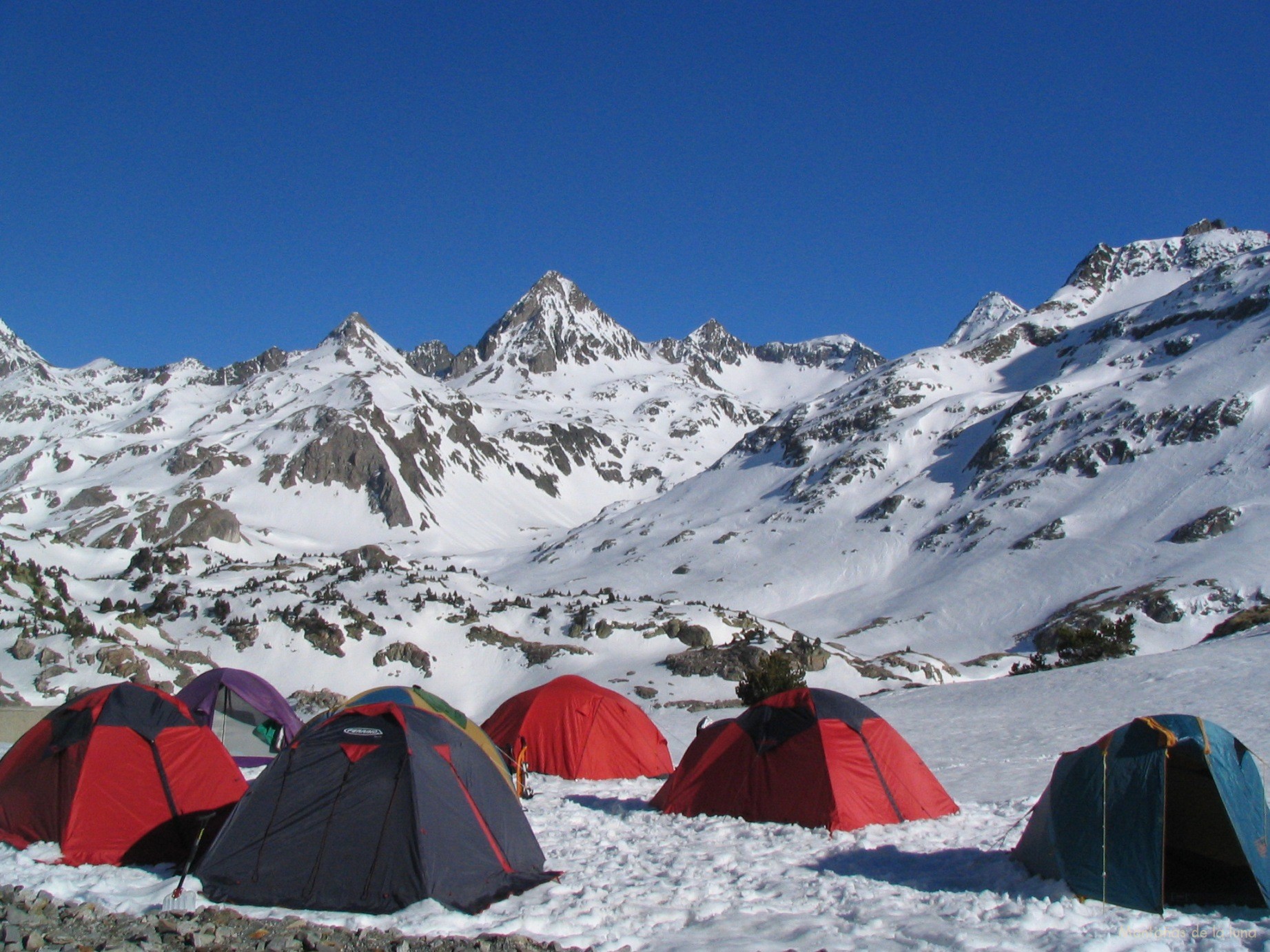 Campamento junto al Embalse de Respomuso, detrás en el centro el Pico de Llena Cantal